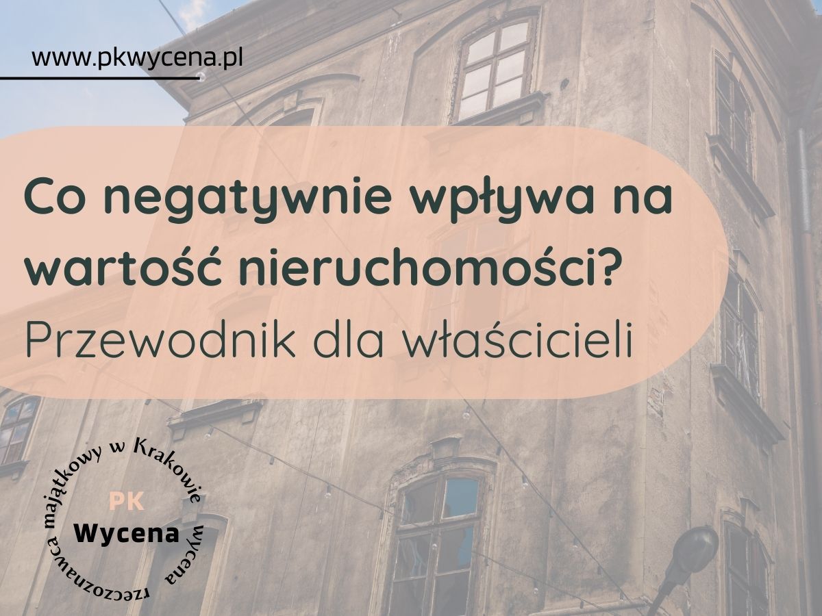 Budynek z widocznymi uszkodzeniami i zaniedbaną elewacją, symbolizujący czynniki obniżające wartość nieruchomości.