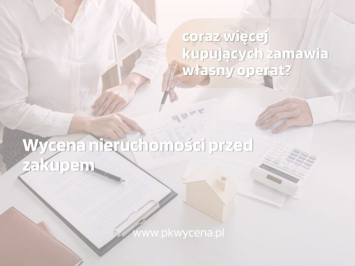zdjęcie przedstawiające rzeczoznawcę omawiającego operat wykonany przed zakupem nieruchomości